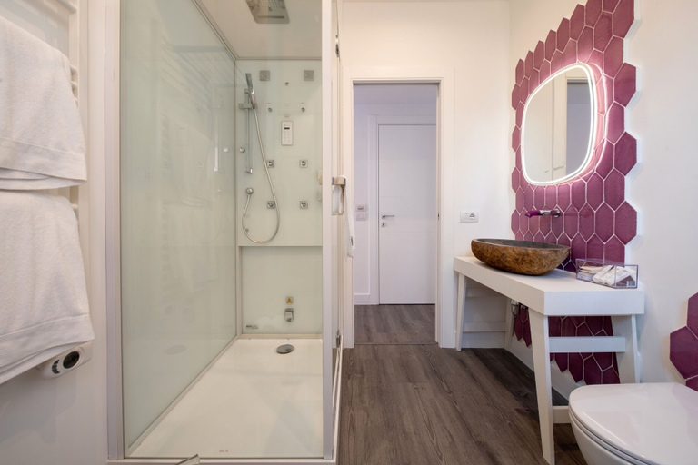 Bathroom 3, Diamond Suite, Napoli