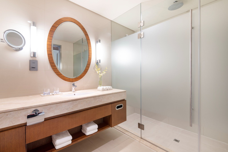 Bathroom 5, Crowne Plaza DOHA - THE BUSINESS PARK by IHG, Doha