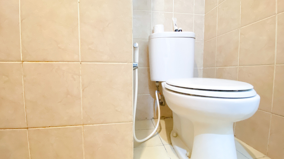 Bathroom 5, Minimalist and Homey Studio Green Bay Pluit Apartment By Travelio, North Jakarta