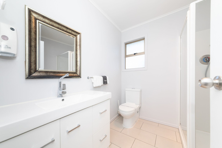 Bathroom 5, Fiesta Court Motel, Wanganui