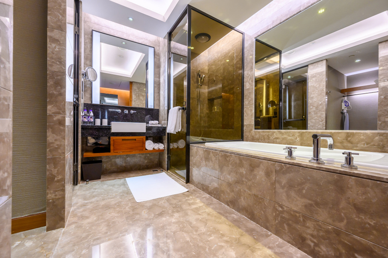 Bathroom 5, Crowne Plaza HUIZHOU by IHG, Huizhou