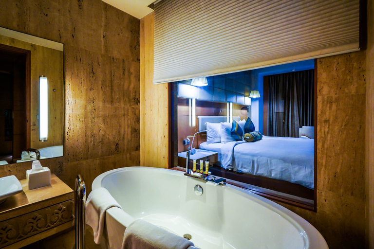 Bathroom 5, Crowne Plaza GREATER NOIDA by IHG, Gautam Buddha Nagar