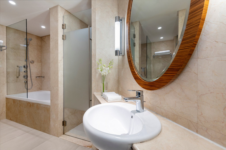 Bathroom 5, Crowne Plaza DOHA - THE BUSINESS PARK by IHG, Doha