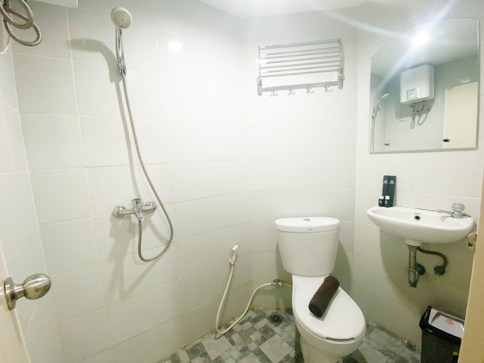 Bathroom 5, Elegant and Homey Studio at Amartha View Apartment By Travelio, Semarang