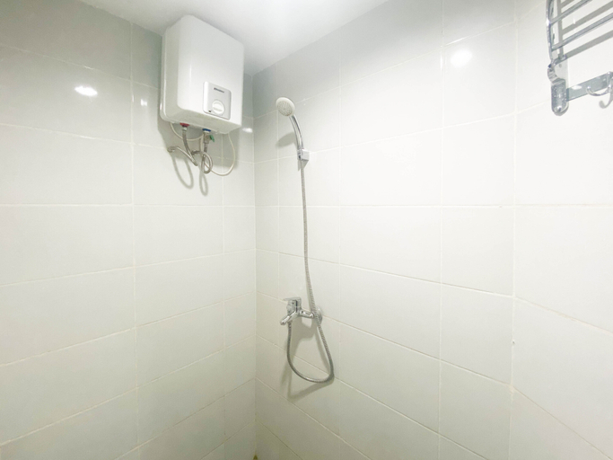 Bathroom 4, Elegant and Homey Studio at Amartha View Apartment By Travelio, Semarang