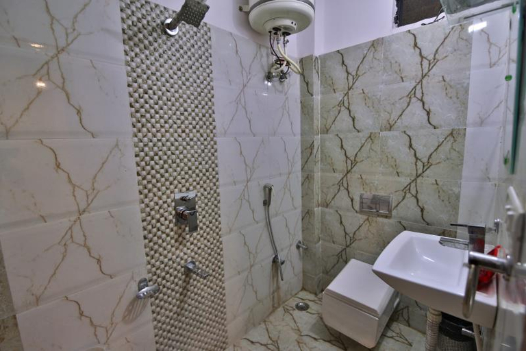 Bathroom 2, Hotel Tip Top Plaza, Jaipur