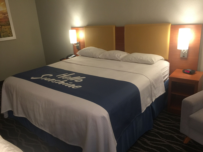 Bedroom 3, Days Inn & Suites by Wyndham Cincinnati North, Cincinnati