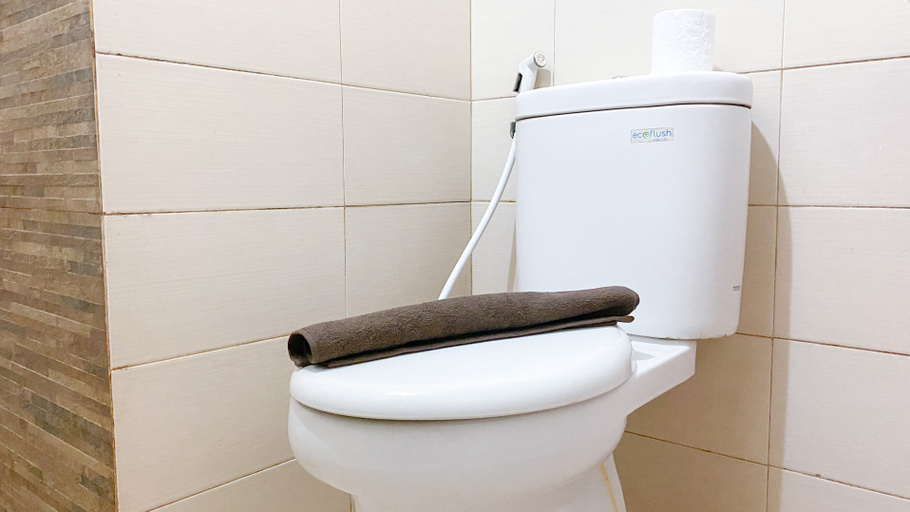 Bathroom 5, Comfortable 1BR at Sky Terrace Apartment By Travelio, Jakarta Barat