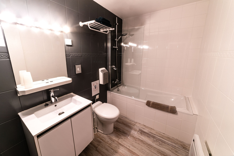 Bathroom 4, Citotel Furania, Loire