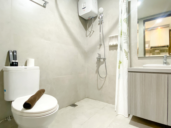 Bathroom 5, Cozy and Comfort 2BR at Pollux Chadstone Apartment By Travelio, Cikarang