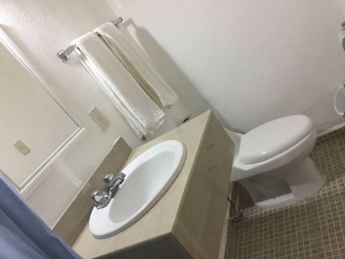 Bathroom 5, Hotel Arista Bugambilias, Tonalá