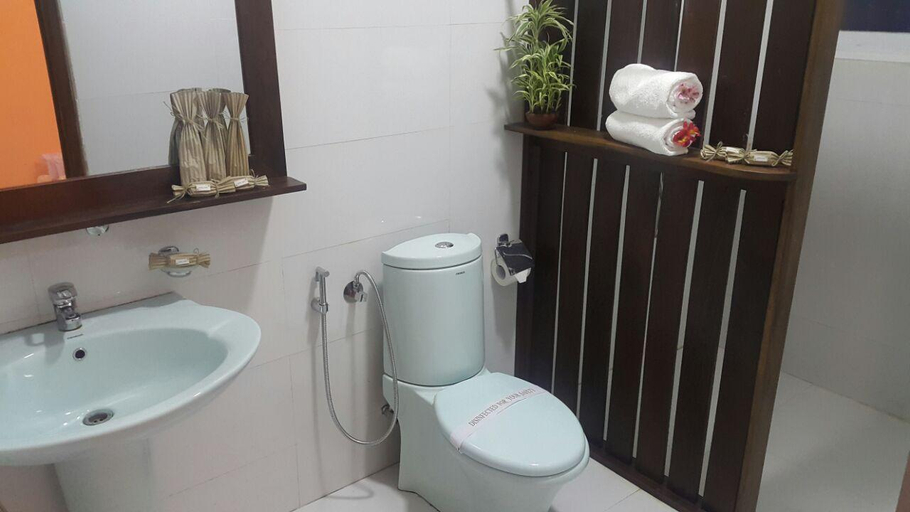 Bathroom 4, The Queensburry City Hotel, Nuwara Eliya