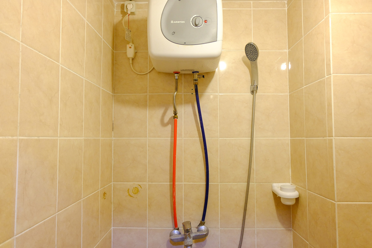 Bathroom 4, Great Deal Studio at Pinewood Apartment By Travelio, Sumedang