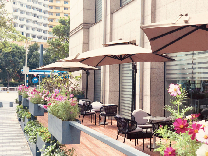 Exterior & Views 24