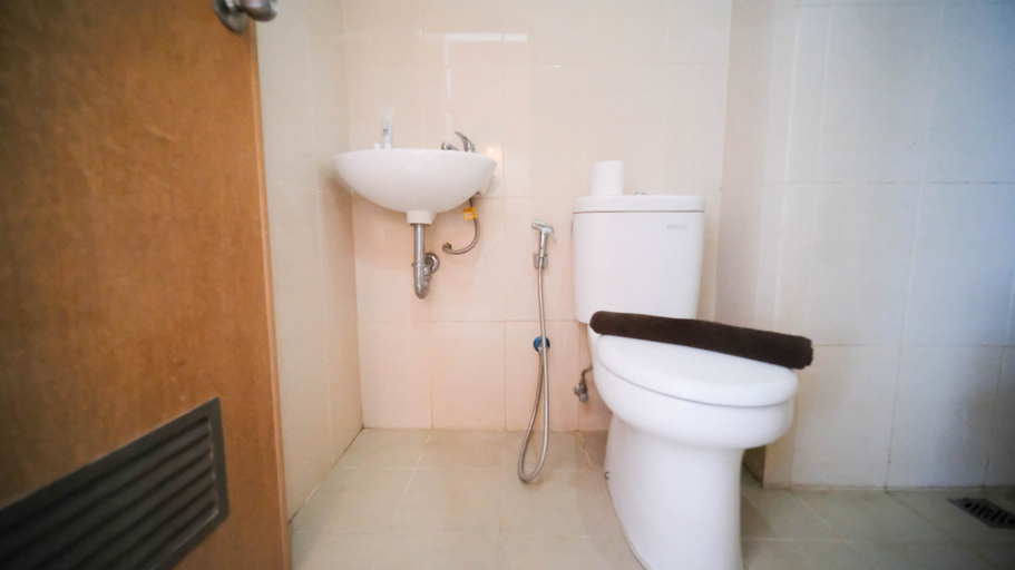 Bathroom 5, Good Deals and Comfy Studio at Bale Hinggil Apartment By Travelio, Surabaya