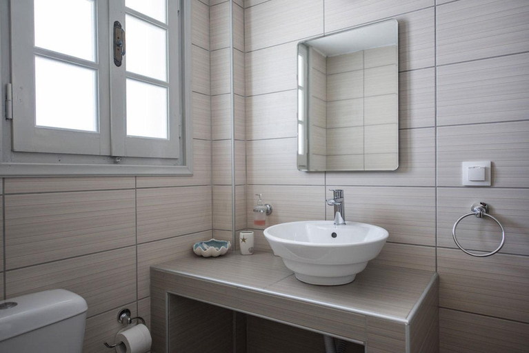 Bathroom 3, Thiras Dolphin, South Aegean