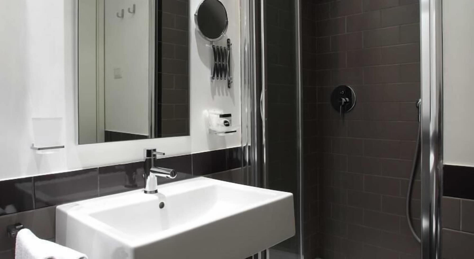 Bathroom 5, Residence Regola, Rome