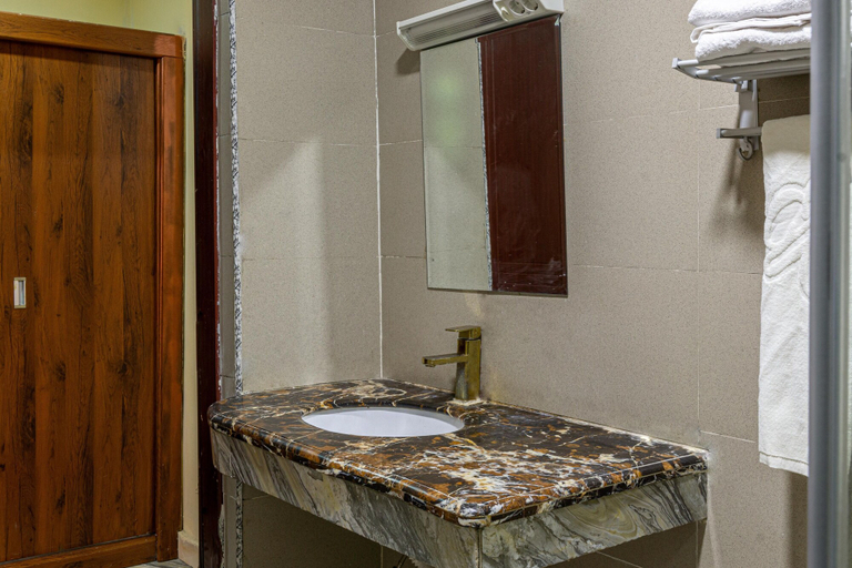 Bathroom 5, Hotel De Bently, AbujaMun