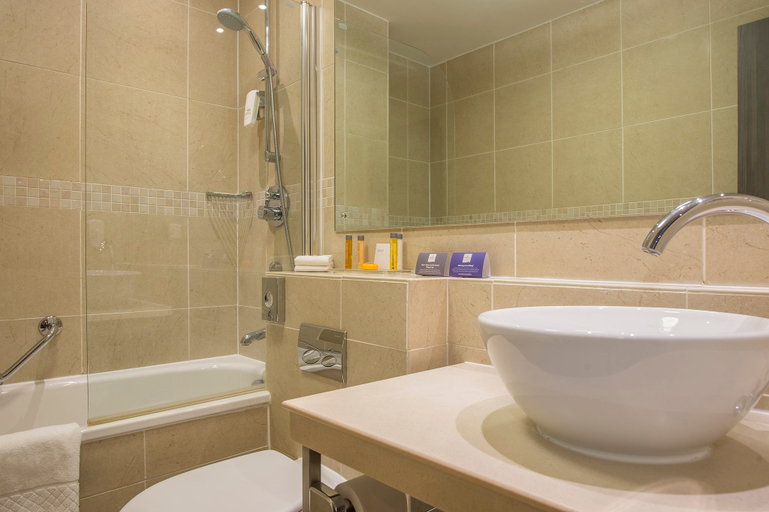 Bathroom 2, Crowne Plaza ROYAL VICTORIA SHEFFIELD by IHG, Sheffield
