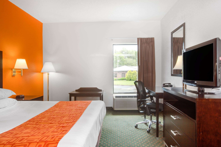Bedroom 3, Howard Johnson by Wyndham Beckley, Raleigh