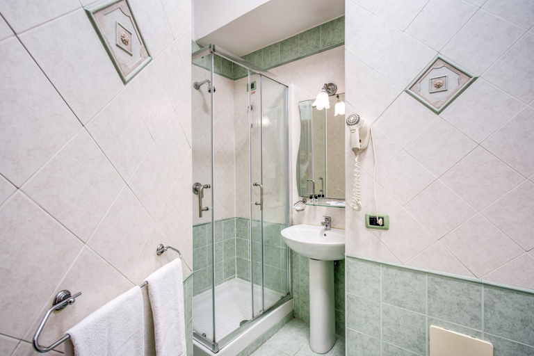 Bathroom 5, Hotel Garibaldi, Napoli