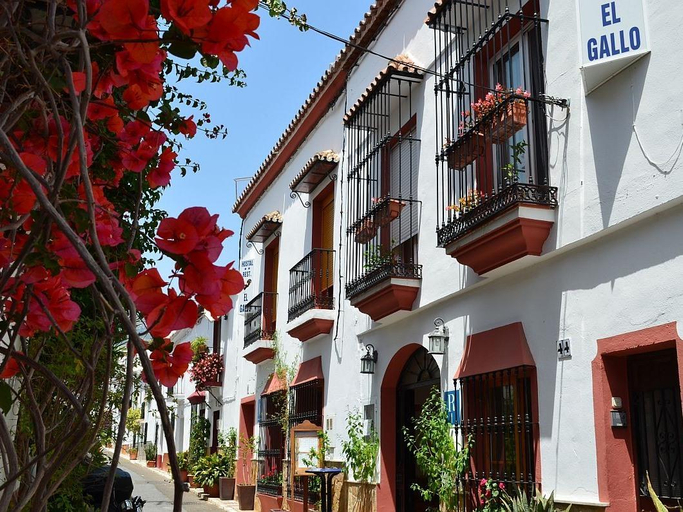 Exterior & Views