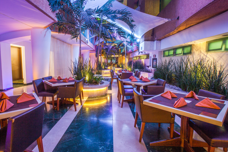 Food & Drinks 2, Crowne Plaza TOLUCA-LANCASTER by IHG, Toluca