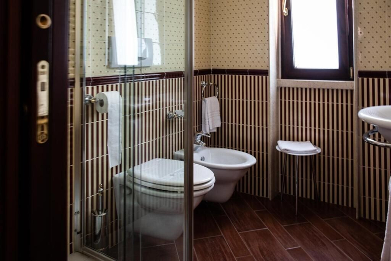 Bathroom 3, Hotel Petite Fleur, L'Aquila