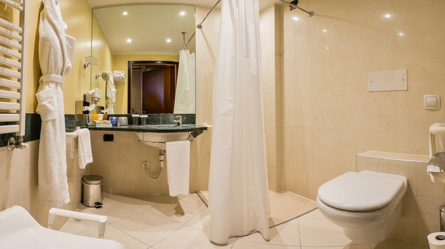 Bathroom 5, Crowne Plaza MILAN - MALPENSA AIRPORT by IHG, Varese