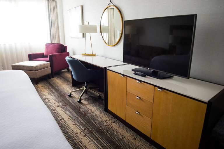 Bedroom 2, Crowne Plaza EDISON, Middlesex