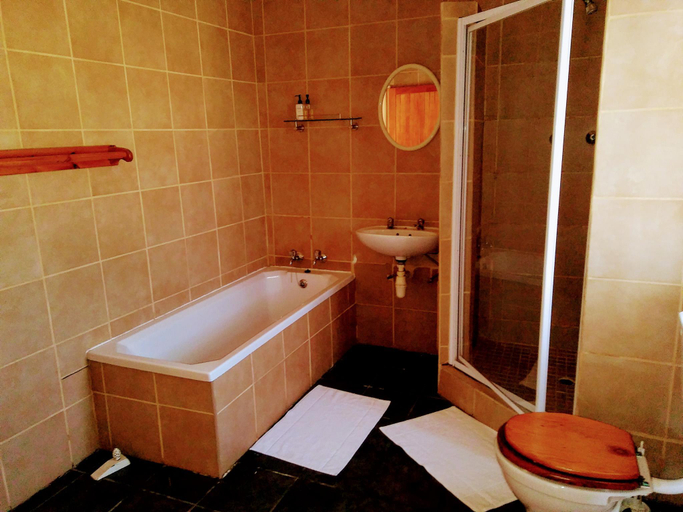 Bathroom 3, Francolin Creek, Fezile Dabi