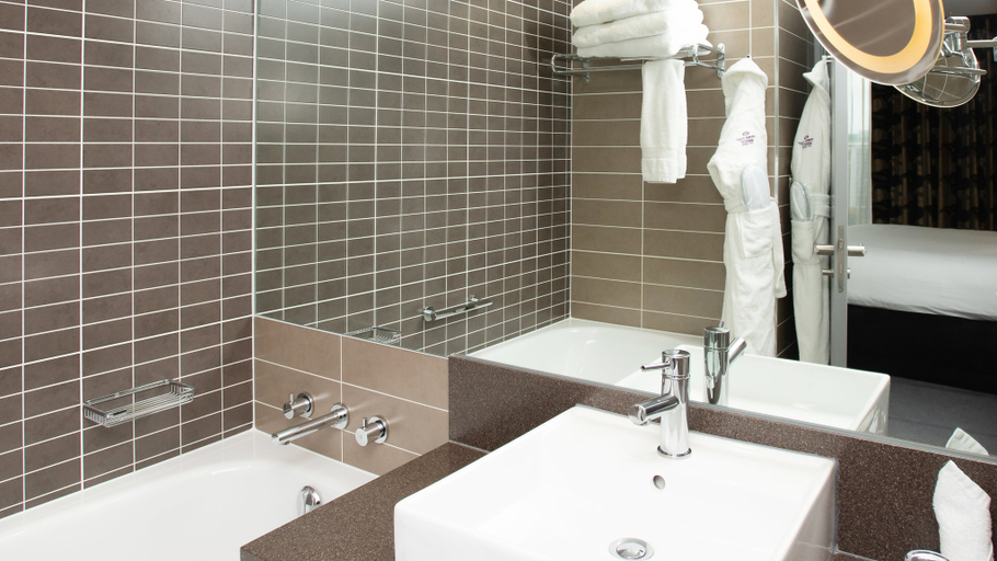 Bathroom 4, Crowne Plaza MANCHESTER CITY CENTRE by IHG, Manchester