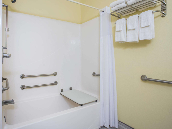 Bathroom 3, Days Inn & Suites by Wyndham Augusta Near Fort Eisenhower, Columbia