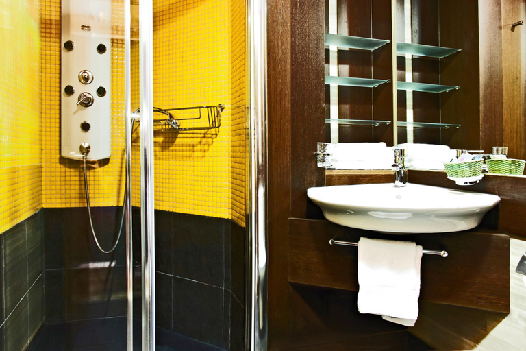 Bathroom 3, Ginosi Basics Centric Apartel, Barcelona