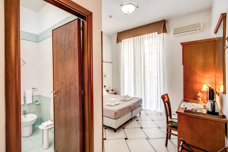 Bathroom 5, Hotel Garibaldi, Napoli