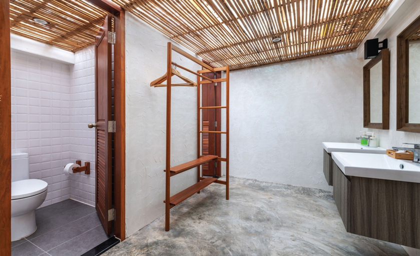 Bathroom 5, The Little White Bird Traveller Hostel, K. Ko Kut