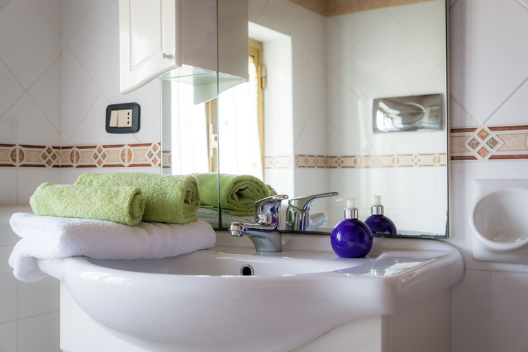 Bathroom 5, B&B Il Girasole, Salerno