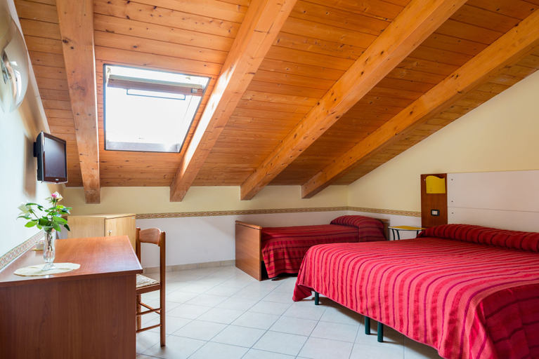 Bedroom 2, B&B Il Girasole, Salerno