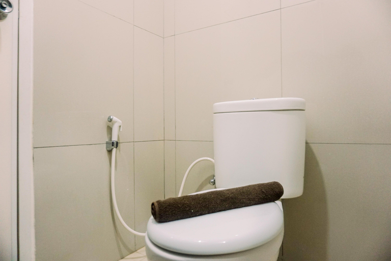 Bathroom 5, Cozy and Simply Look Studio Room Baileys Apartment By Travelio, Tangerang Selatan