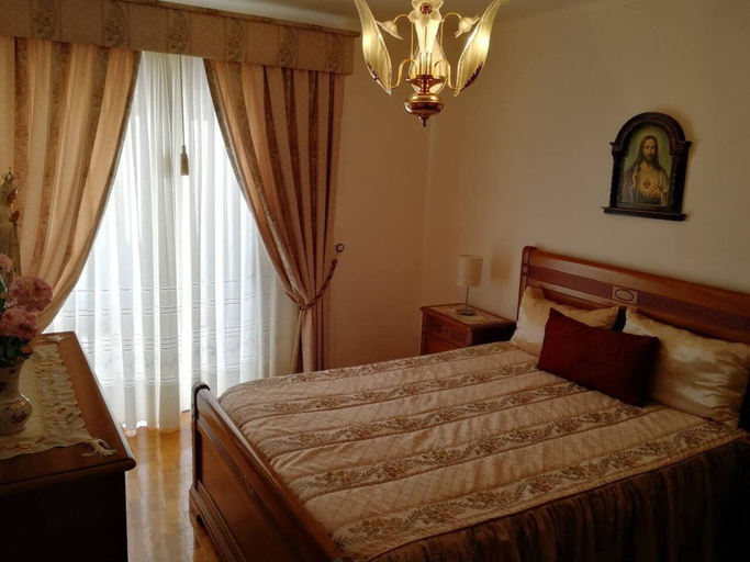 Bedroom 2, 2 Bed Flat - Sleeps 5 - Parking - Wifi, Nazaré