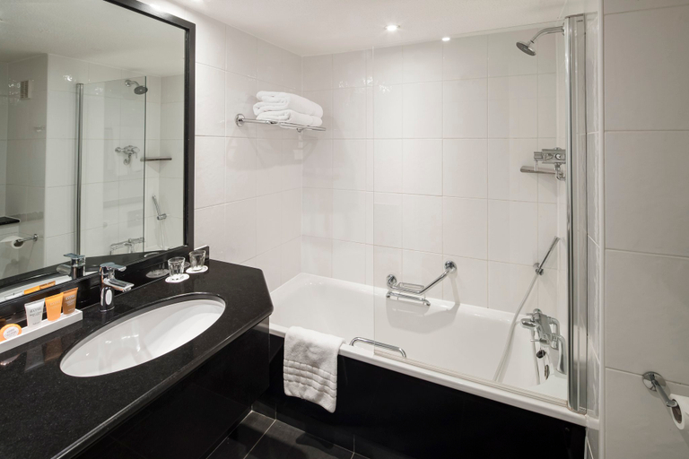 Bathroom 4, Crowne Plaza STRATFORD UPON AVON by IHG, Warwickshire