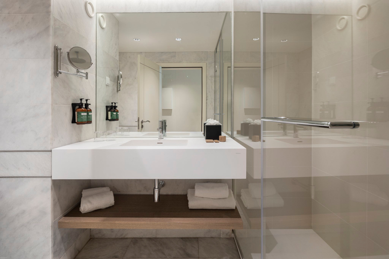 Bathroom 3, Crowne Plaza CAPARICA LISBON by IHG, Almada