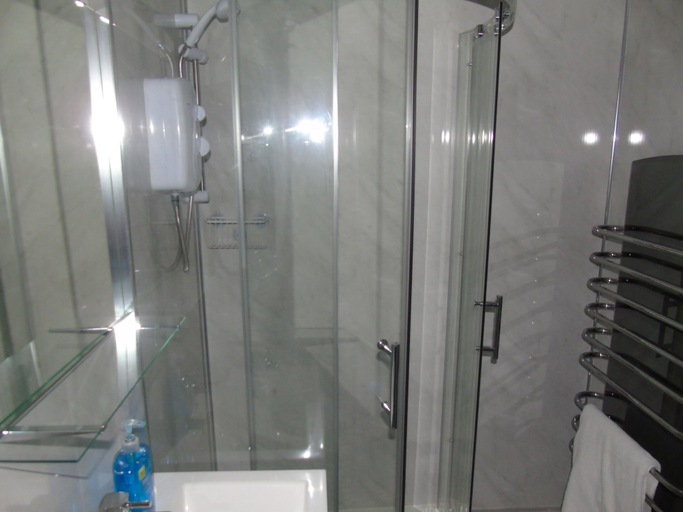 Others 3, Captivating 1-bedroom Apartment in Bolton, Bolton