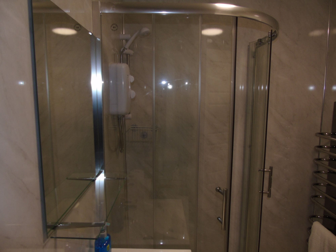 Others 2, Captivating 1-bedroom Apartment in Bolton, Bolton