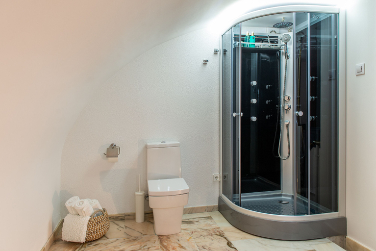 Bathroom 4, B&B Arena Sevilla, Sevilla
