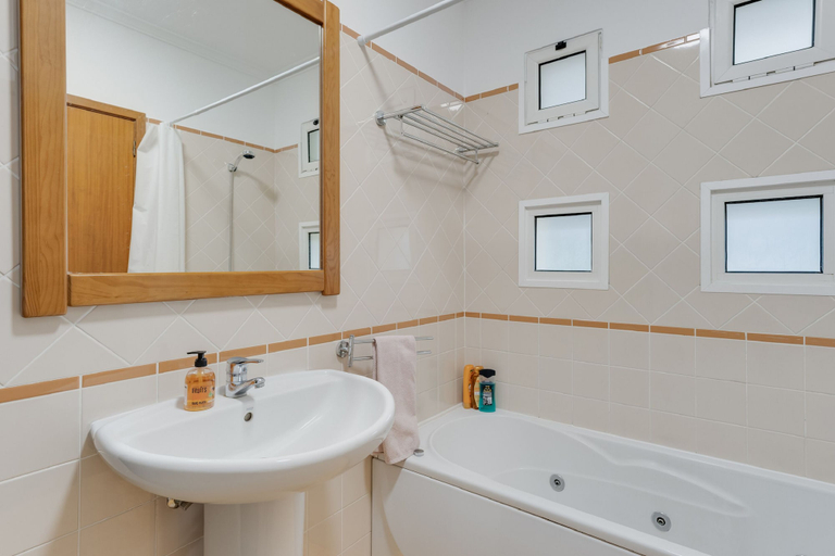 Bathroom, Camara de Lobos Apartment, Câmara de Lobos