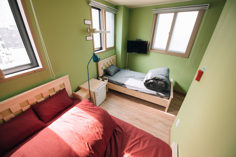 Bedroom 4, Midtown Hostel, Buk