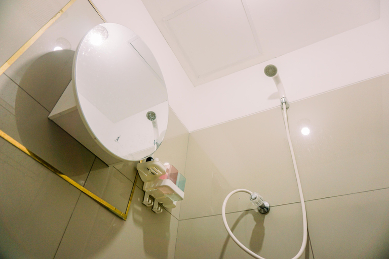 Bathroom 2, Cozy and Simply Look Studio Room Baileys Apartment By Travelio, Tangerang Selatan