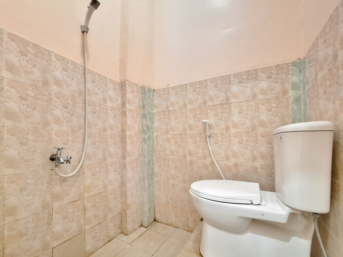 Bathroom 3, RedDoorz Syariah near Pasar Raya Padang, Padang