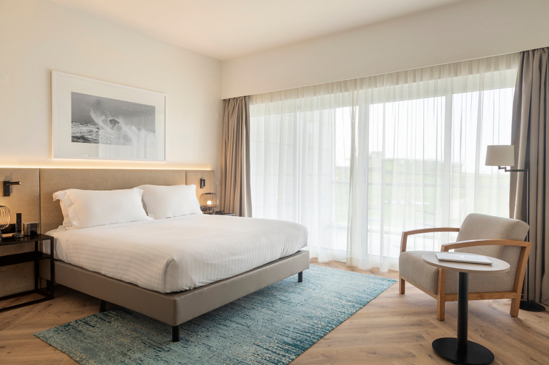 Bedroom 2, Crowne Plaza CAPARICA LISBON by IHG, Almada